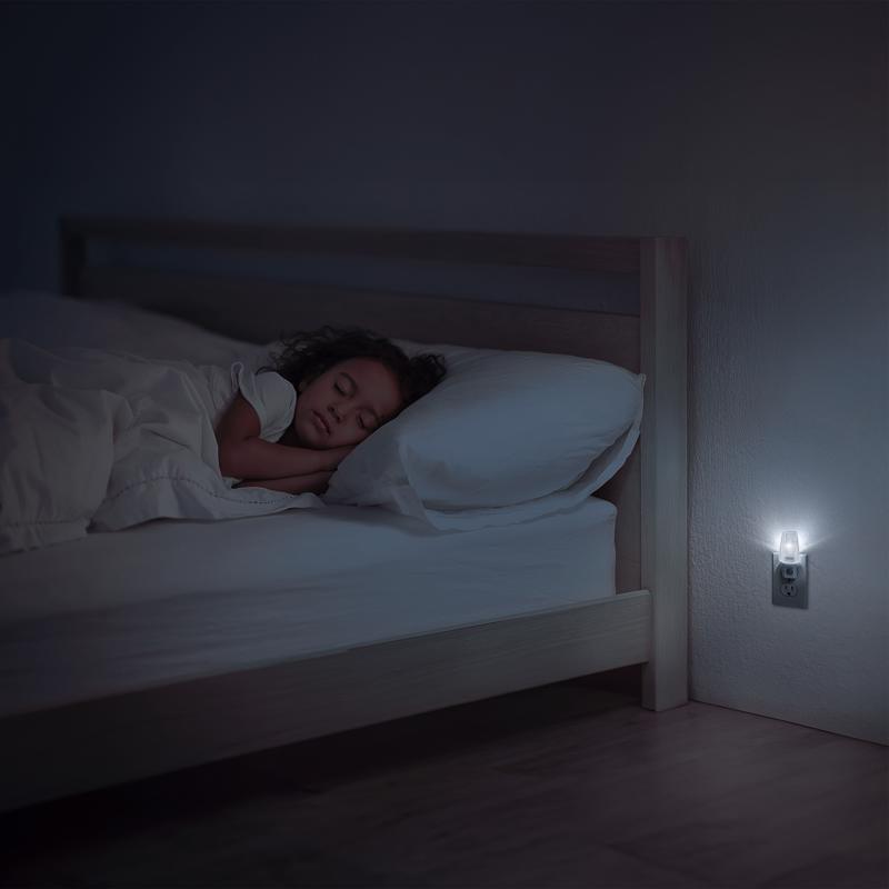 Feit C7 E12 (Candelabra) LED Bulb Daylight 7 Watt Equivalence 4 pk