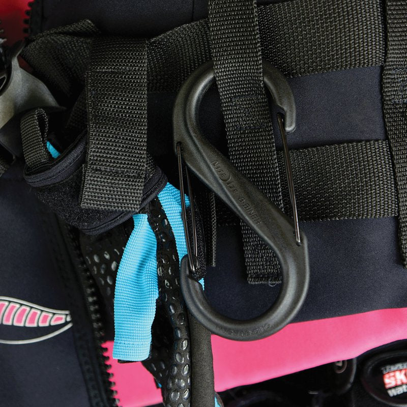 DUAL CARABINER PLASTIC BLK NO6