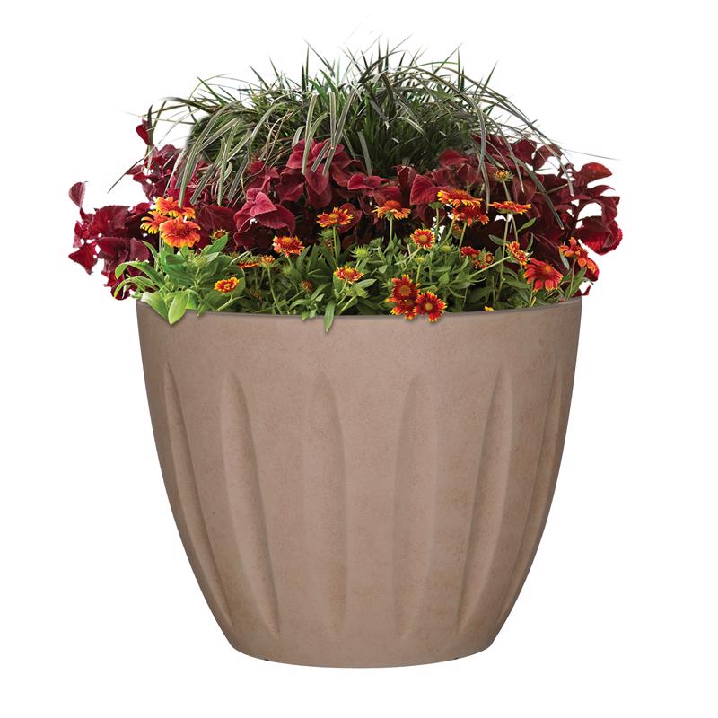 L&G 13 in. H X 16 in. D Polyresin Spritzer Planter Terra Cotta